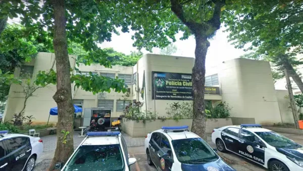 Jovem de 18 anos é achado morto a facadas; mãe suspeita do ex-marido no Rio