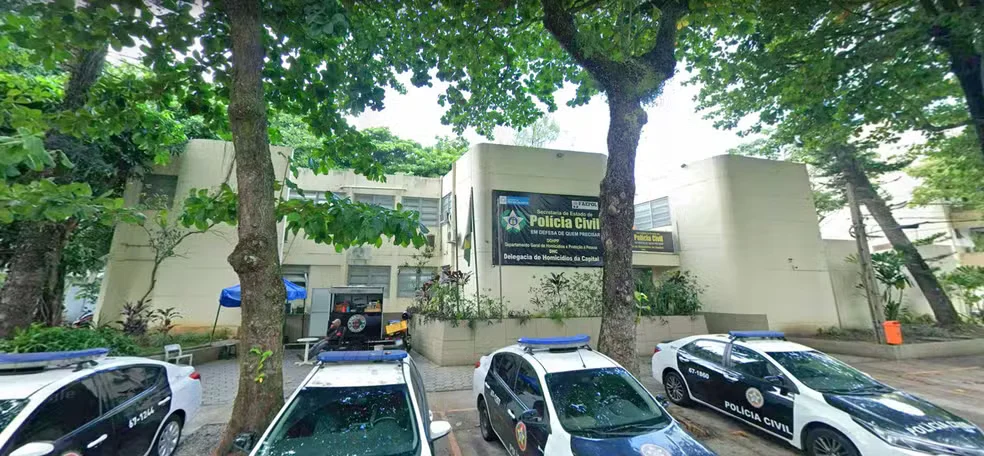 Jovem de 18 anos é achado morto a facadas; mãe suspeita do ex-marido no Rio