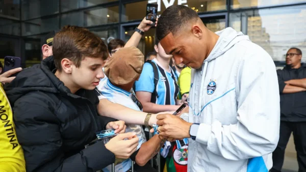 Grêmio net: com 5 desfalques, time busca 1ª vitória fora hoje