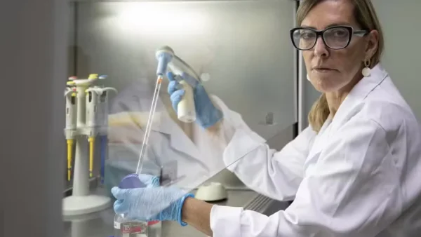 Pesquisadora acusa Anvisa de restringir polilaminina; agência cita 7 mortes