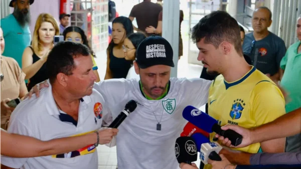 Cleitinho promove abraço entre eleitores de Lula e Flávio e pede união após eleição