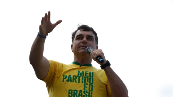 Dino determina investigação sobre suspeita de financiamento estrangeiro à campanha de Flávio Bolsonaro