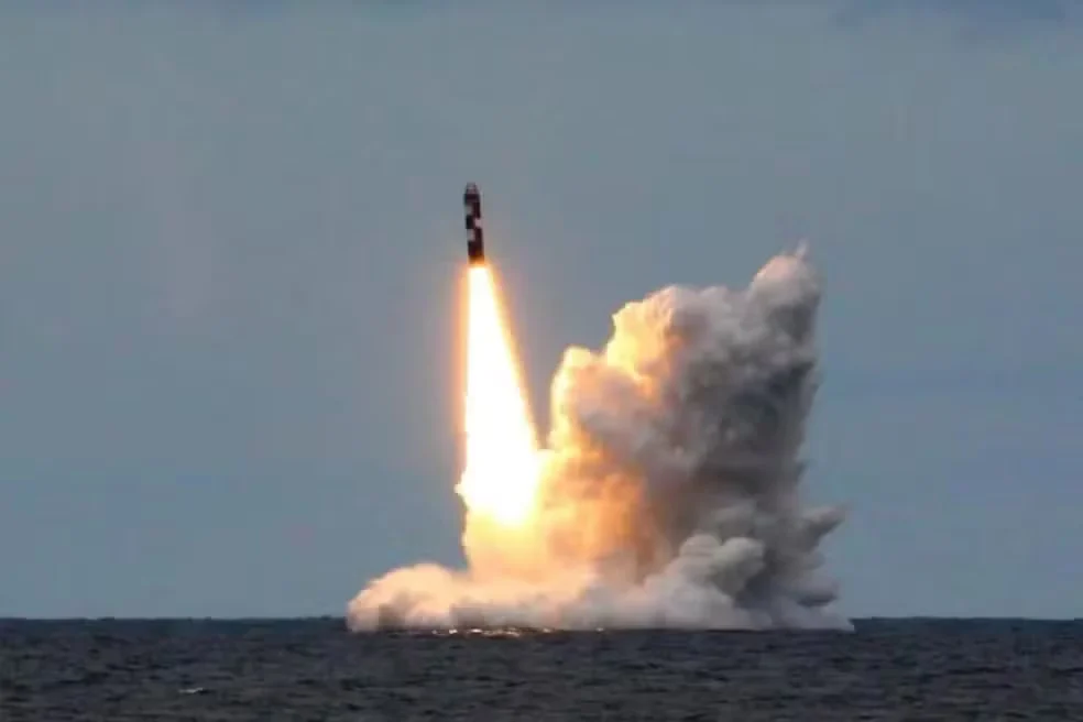 Rússia lança míssil intercontinental de submarino e divulga vídeo do teste militar