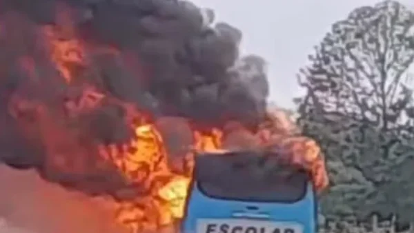 Ônibus escolar pega fogo em assentamento de Candeias do Jamari, em Rondônia
