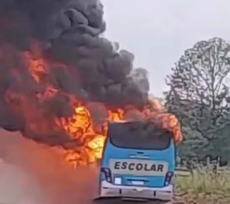 Ônibus escolar pega fogo em assentamento de Candeias do Jamari, em Rondônia