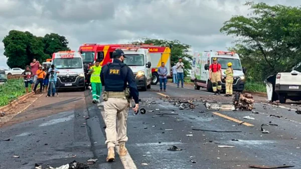 Motorista de 39 anos morre após batida entre caminhonete e caminhão