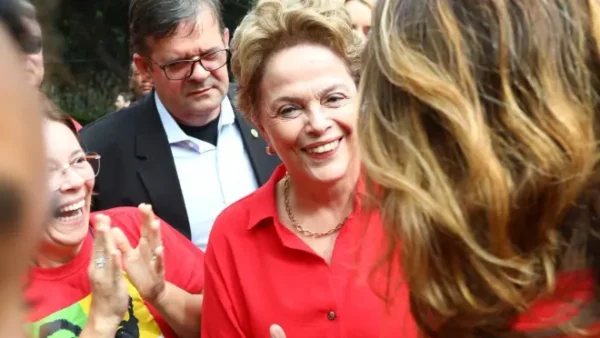 Dilma Rousseff vota em BH sob aplausos de apoiadores no segundo turno das eleições