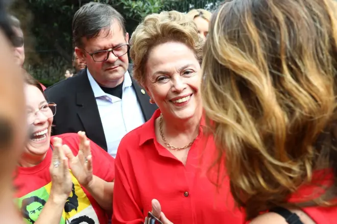 Dilma Rousseff vota em BH sob aplausos de apoiadores no segundo turno das eleições