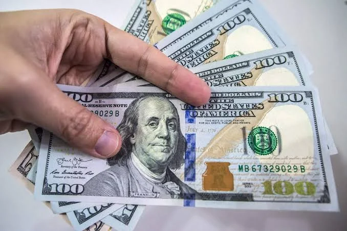 Dólar cai para R$ 5,34 após fala do Fed, mas acumula alta de quase 7% na semana