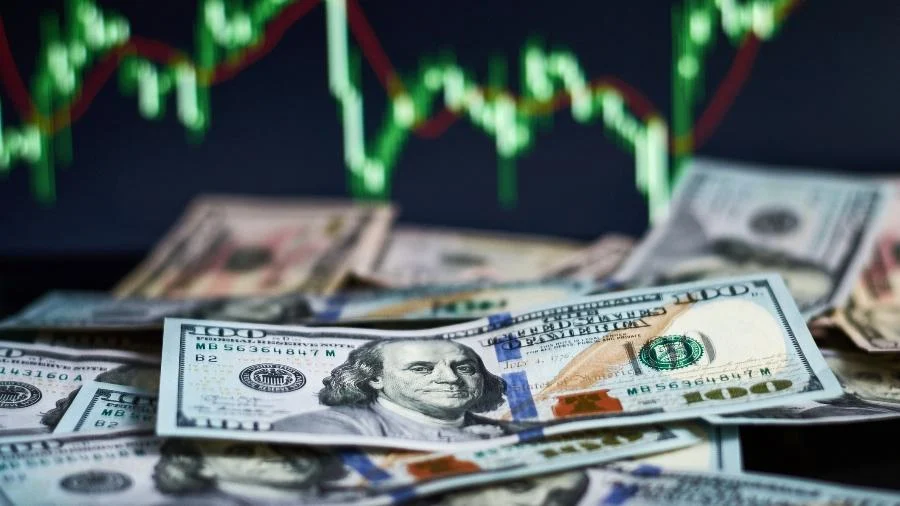 Dólar volta a subir e chega a R$ 5,35 com juros dos EUA e contas públicas no radar
