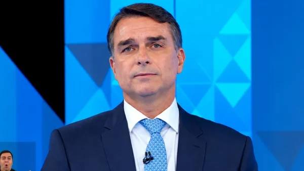 Flávio promete aumento real do salário mínimo e critica impostos no debate da Globo