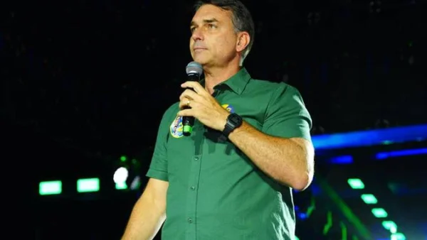 Aliados tentam contato com Flávio Bolsonaro após notícia de possível saída do Brasil