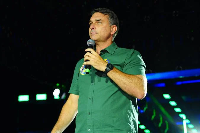 Aliados tentam contato com Flávio Bolsonaro após notícia de possível saída do Brasil