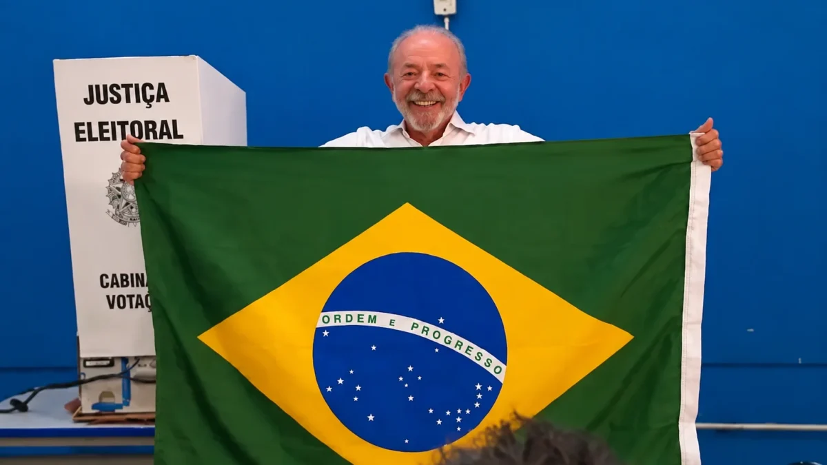 Lula chama Flávio Bolsonaro de “miliciano” após votar em São Bernardo do Campo
