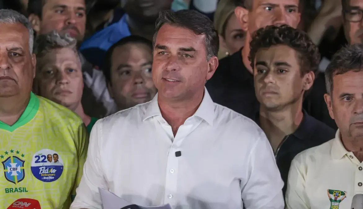Flávio Bolsonaro se declara presidente eleito e acusa adversários de fraude em carta divulgada na internet