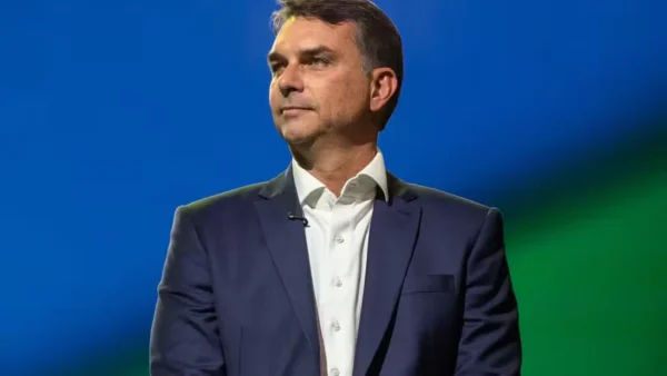 Flávio Bolsonaro recebe 80% dos votos válidos no Japão no segundo turno de 2026