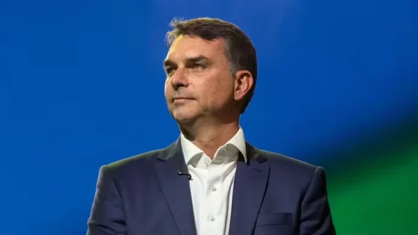 Derrota de Flávio abre disputa pela liderança da direita