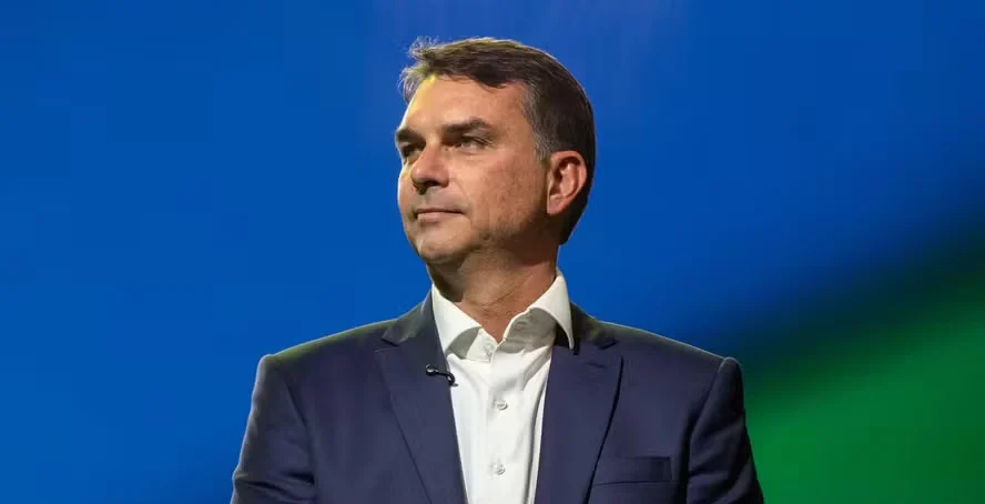 Flávio Bolsonaro segue postura do pai e não reconhece vitória de Lula