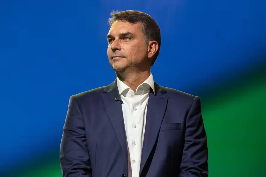 Flávio Bolsonaro recebe 80% dos votos válidos no Japão no segundo turno de 2026
