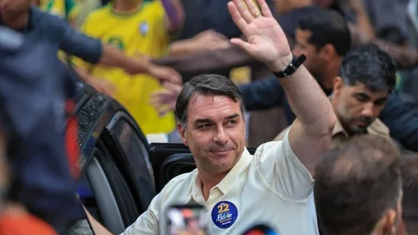 Flávio Bolsonaro prepara encontro com aliados para acompanhar apuração em Brasília