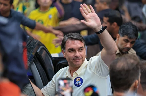 Flávio Bolsonaro prepara encontro com aliados para acompanhar apuração em Brasília