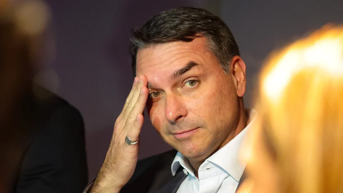 Flávio Bolsonaro pode ser preso preventivamente? PF esclarece após saída do Brasil