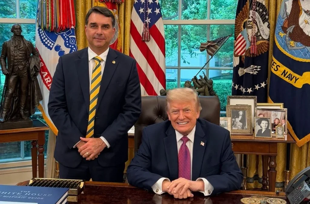 Flávio Bolsonaro deve liderar oposição a Lula dos EUA; Trump deve pressionar Brasil pela economia