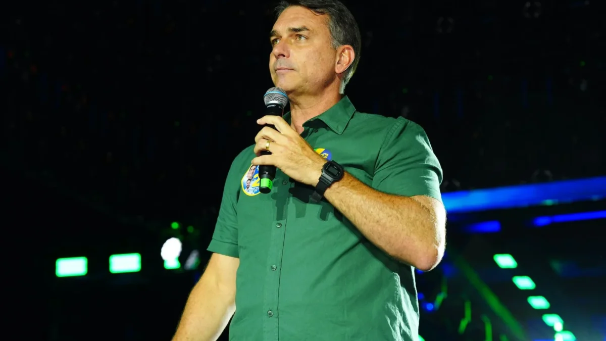 Flávio Bolsonaro diz que foi intimado pela PF a entregar passaporte