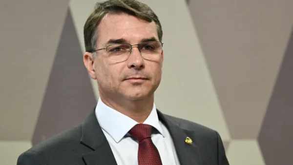 Flávio Bolsonaro e família seguem para Miami após passagem pela Argentina e Equador