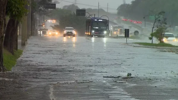 Vale do Paraíba entra em alerta para chuva forte e risco de alagamentos até sábado