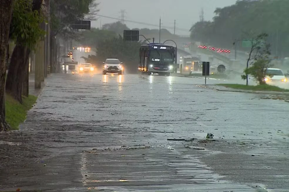 Vale do Paraíba entra em alerta para chuva forte e risco de alagamentos até sábado