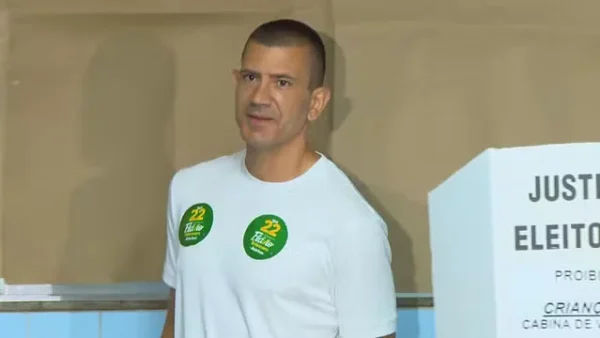 Douglas Ruas vota em São Gonçalo e anuncia transição para o governo do Rio de Janeiro