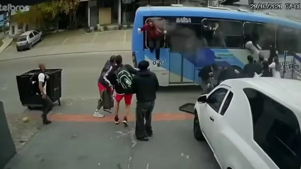 VIDEO: Passageiros quebram janelas de ônibus em chamas para escapar; dois ficam feridos em SC