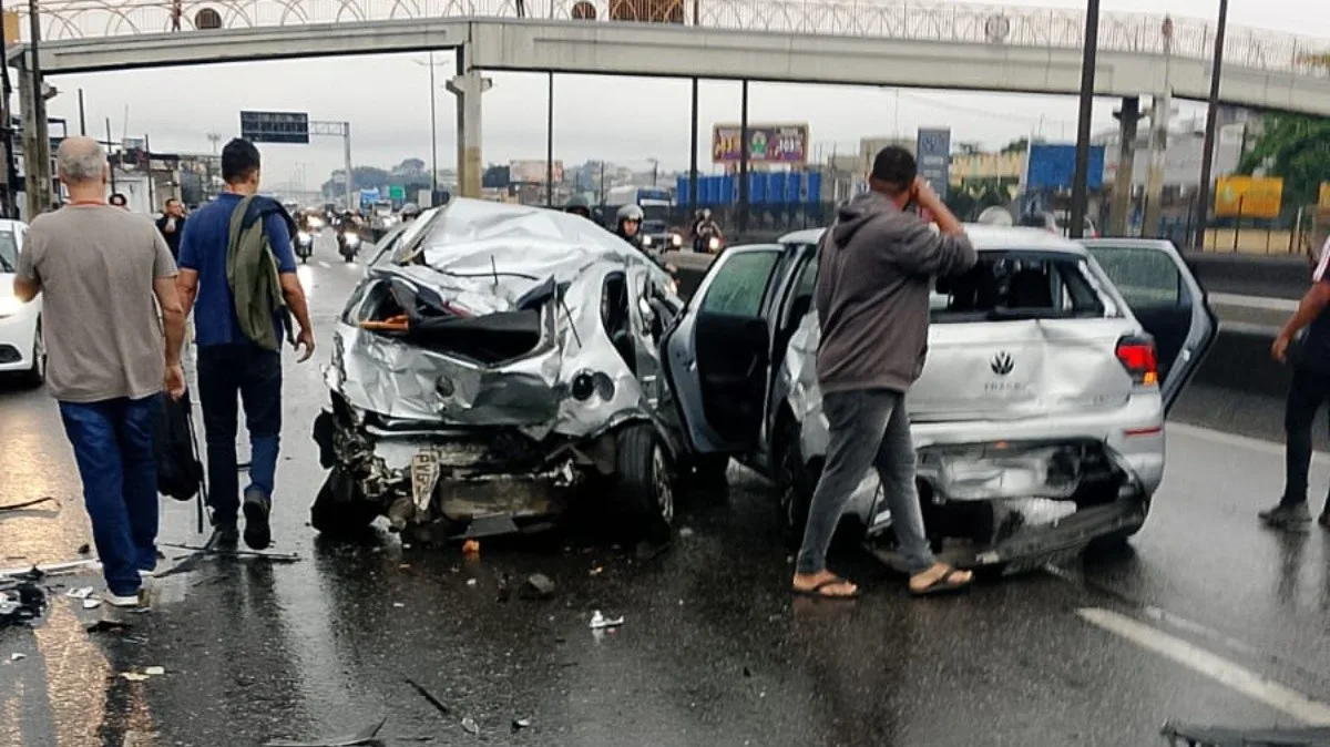 Acidente Dutra hoje: ônibus arrasta 22 carros e deixa 11 feridos