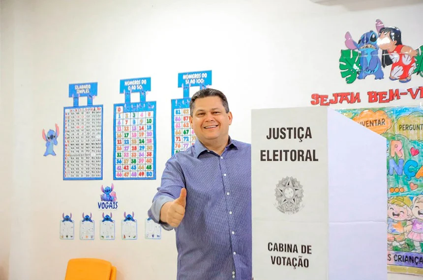 Davi Alcolumbre vota no Amapá, pede respeito e reforça união no segundo turno