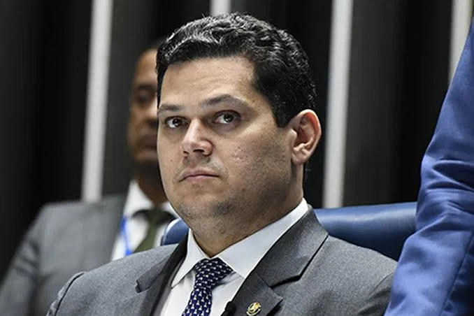 Alcolumbre celebra fim da escala 6×1: “Mais tempo para estar com a família, cuidar da saúde e descansar”