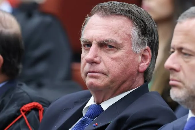 Jair Bolsonaro fica abalado com derrota de Flávio e teme prisão do filho