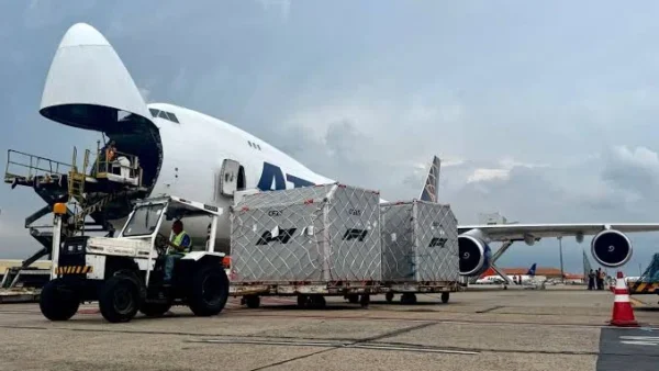 Aeroporto de Viracopos recebe 800 toneladas de cargas da Fórmula 1 em operação com nove voos