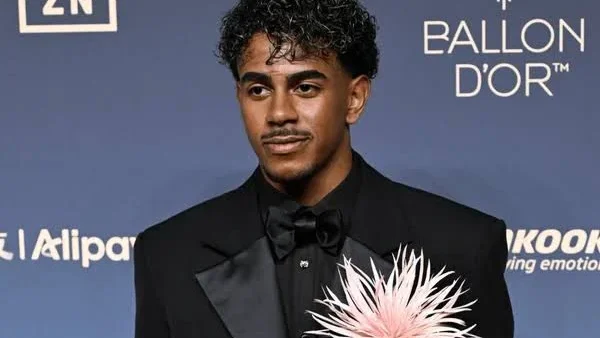 Lamine Yamal aposta em look da Chanel e acessório rosa gigante na Bola de Ouro