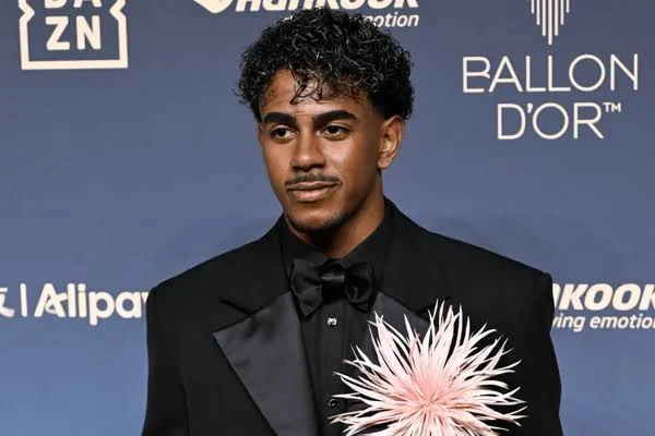 Lamine Yamal aposta em look da Chanel e acessório rosa gigante na Bola de Ouro