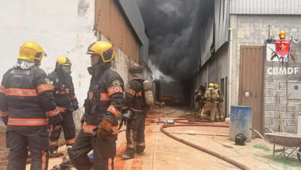 Incêndio atinge galpão de lavagem de tapetes em Ceilândia
