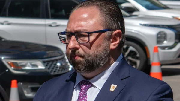 Jason Miller: quem é o assessor de Trump que providenciou jato a Flávio Bolsonaro