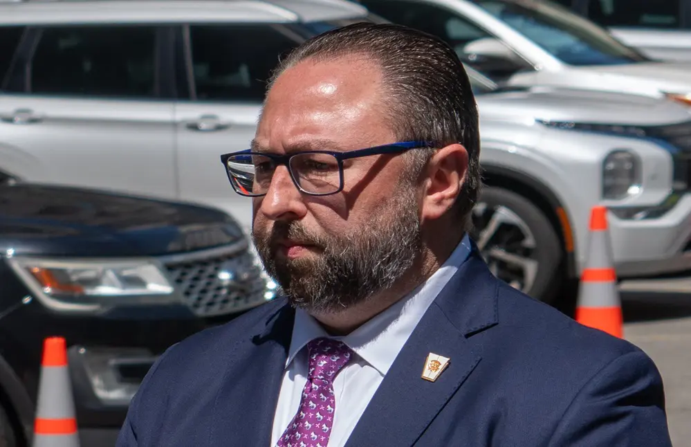 Jason Miller: quem é o assessor de Trump que providenciou jato a Flávio Bolsonaro