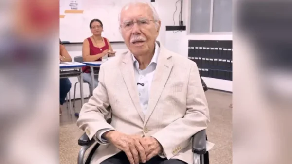 José Sarney participa da votação aos 96 anos e celebra trajetória democrática do país