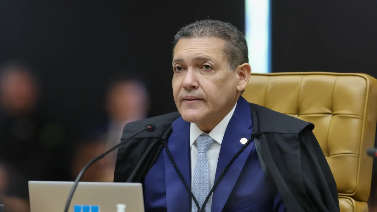 Kassio Nunes retoma revisão da condenação de Bolsonaro e dá 10 dias à PGR