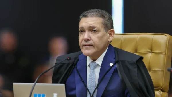 Kassio Nunes retoma revisão da condenação de Bolsonaro e dá 10 dias à PGR