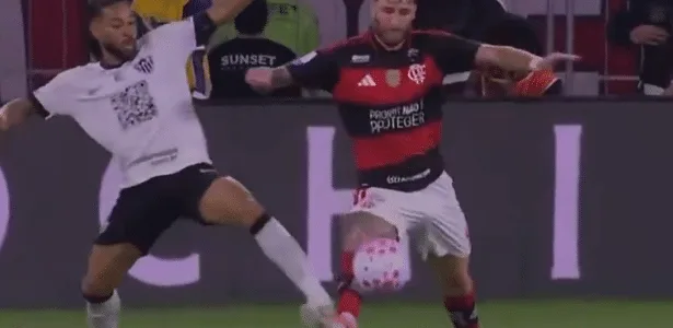 Pênalti nos acréscimos divide ex-árbitros e garante vitória do Flamengo sobre o Atlético-MG