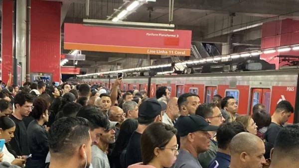 Falha na Linha 11-Coral causa lentidão e lotação em estações de São Paulo nesta sexta (23)