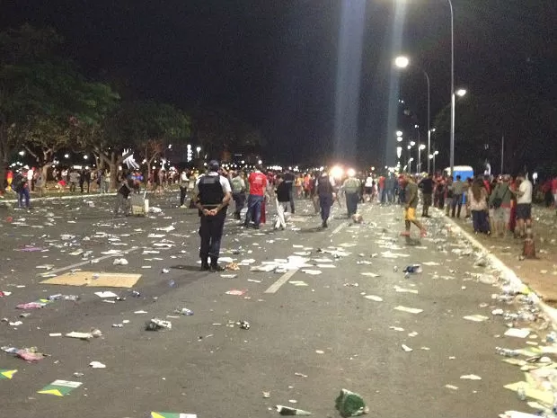 Festa pró-Lula deixa sujeira e fecha quadra comercial para limpeza em Brasília
