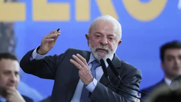 Após saída de Flávio para os EUA, Lula chama atitude de “vergonhosa” e critica família Bolsonaro